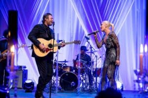Gwen Stefani and Blake Shelton Singing