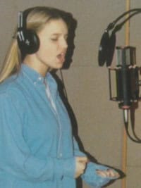 Jessica Simpson singing in high school