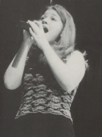 Kelly Clarkson 1999 high school talent show